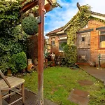 Colourful Victorian Cottage, Wood Burner, Garden *