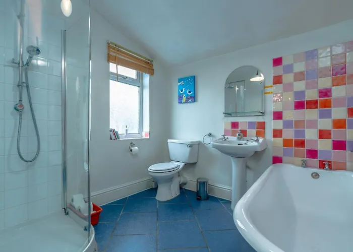 Colourful Victorian Cottage, Wood Burner, Garden Ferienhaus Bristol