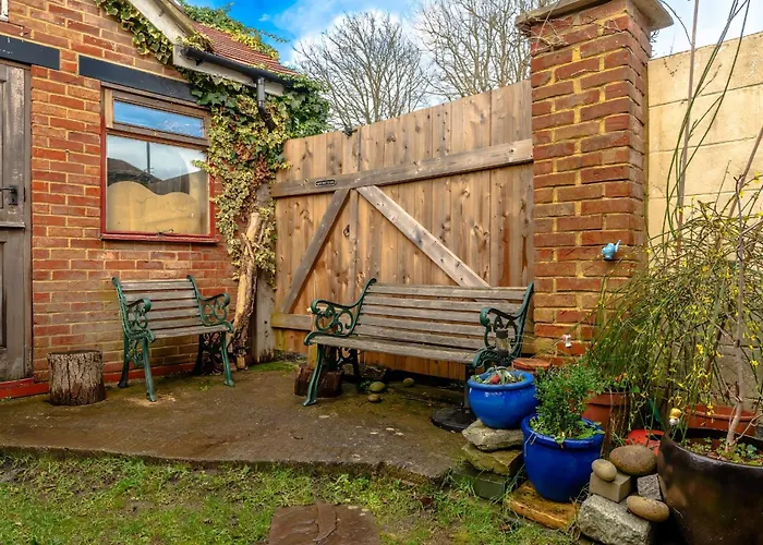 Colourful Victorian Cottage, Wood Burner, Garden