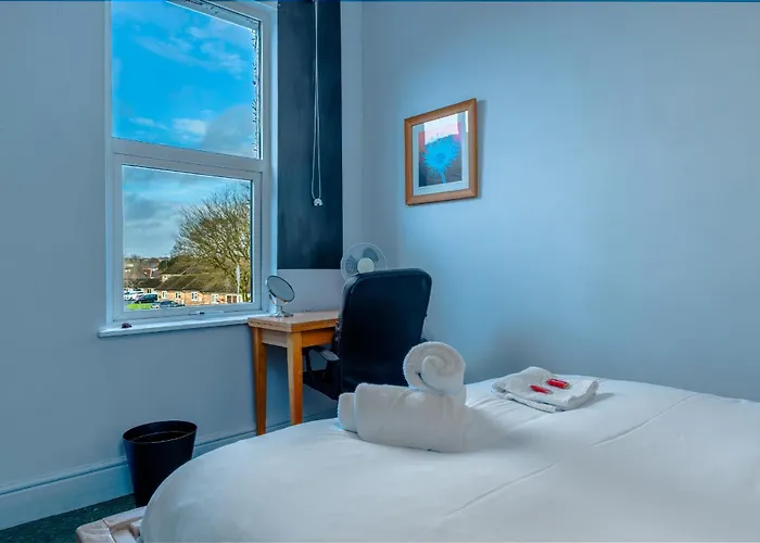 Colourful Victorian Cottage, Wood Burner, Garden Bristol