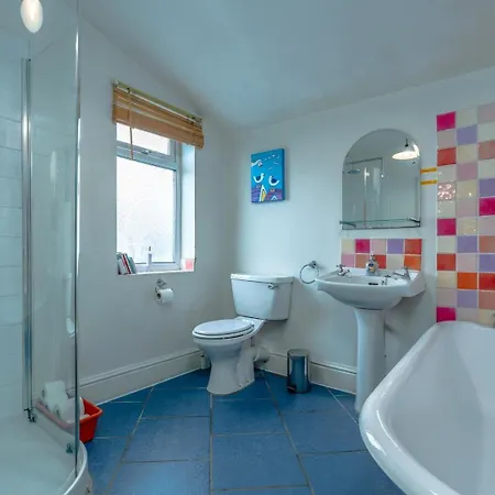 Colourful Victorian Cottage, Wood Burner, Garden Holiday home Bristol