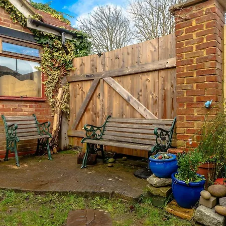 Colourful Victorian Cottage, Wood Burner, Garden