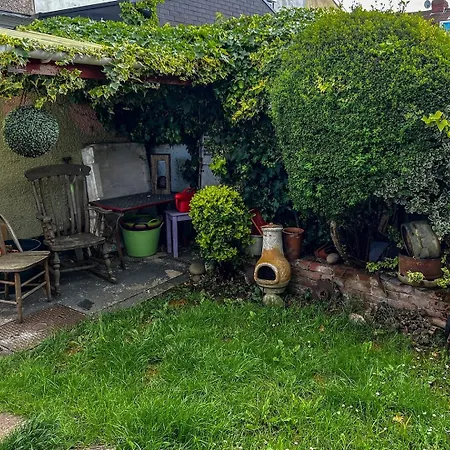 Colourful Victorian Cottage, Wood Burner, Garden Holiday home *