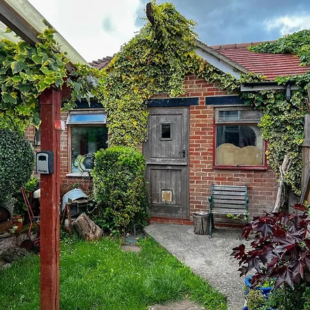 Colourful Victorian Cottage, Wood Burner, Garden Holiday home