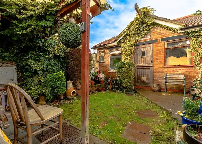 Colourful Victorian Cottage, Wood Burner, Garden