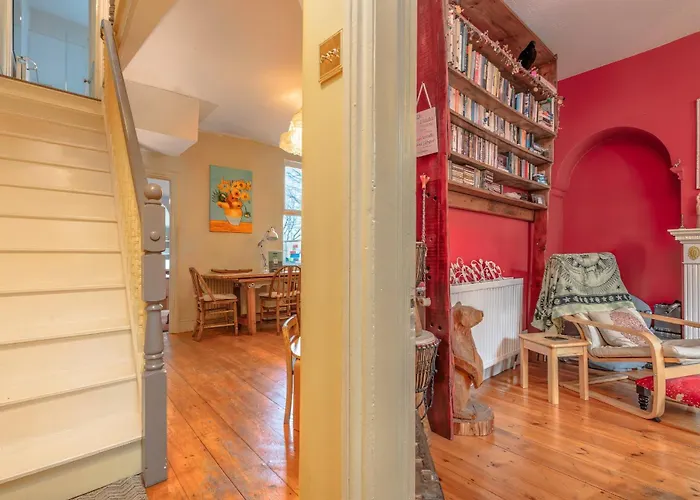 Dom wakacyjny Colourful Victorian Cottage, Wood Burner, Garden