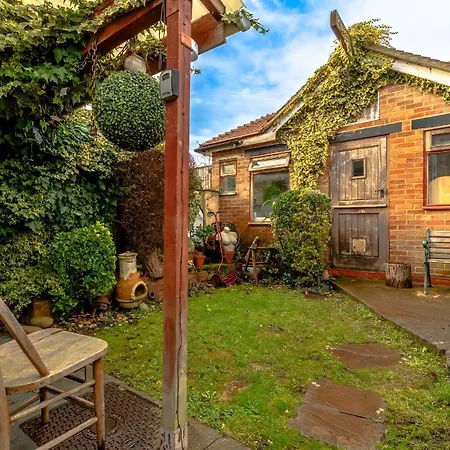 Colourful Victorian Cottage, Wood Burner, Garden