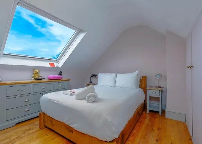 Colourful Victorian Cottage, Wood Burner, Garden * Bristol